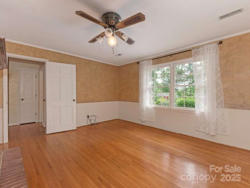 3408 Oak Tree Trail, Matthews, NC 28105.  MLS# CAR4267808, YatesRealty ID 17929. Huge picture window overlooks the park like back yard