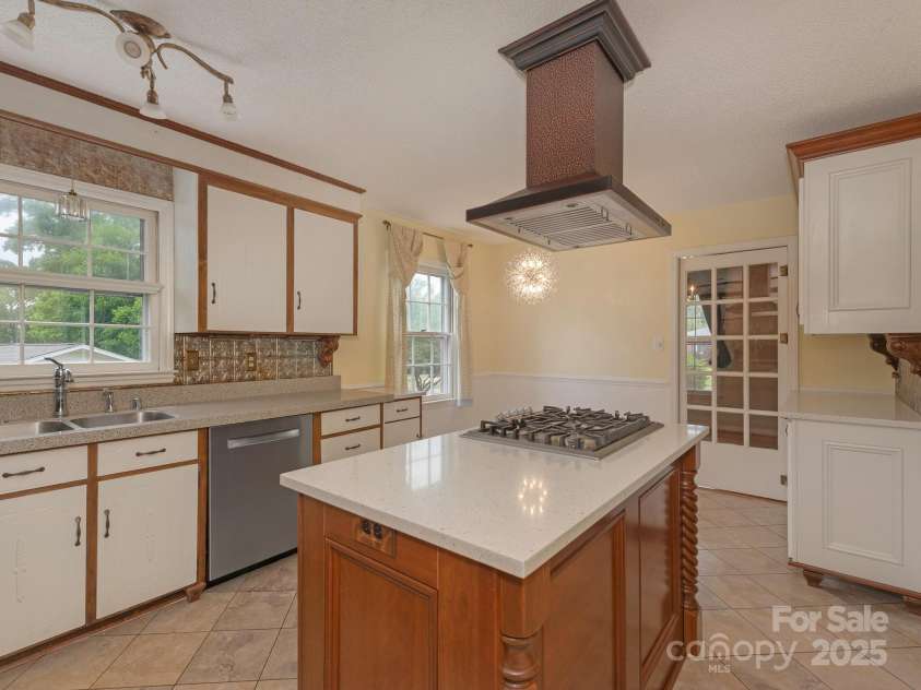 3408 Oak Tree Trail, Matthews, NC 28105.  MLS# CAR4267808, YatesRealty ID 17929. Open kitchen with center island