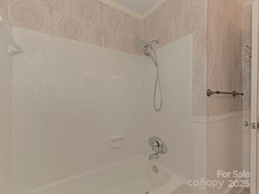 3408 Oak Tree Trail, Matthews, NC 28105.  MLS# CAR4267808, YatesRealty ID 17929. Shower/Tub combination in hall bath