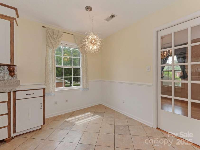 3408 Oak Tree Trail, Matthews, NC 28105.  MLS# CAR4267808, YatesRealty ID 17929. Sunny breakfast nook in kitchen
