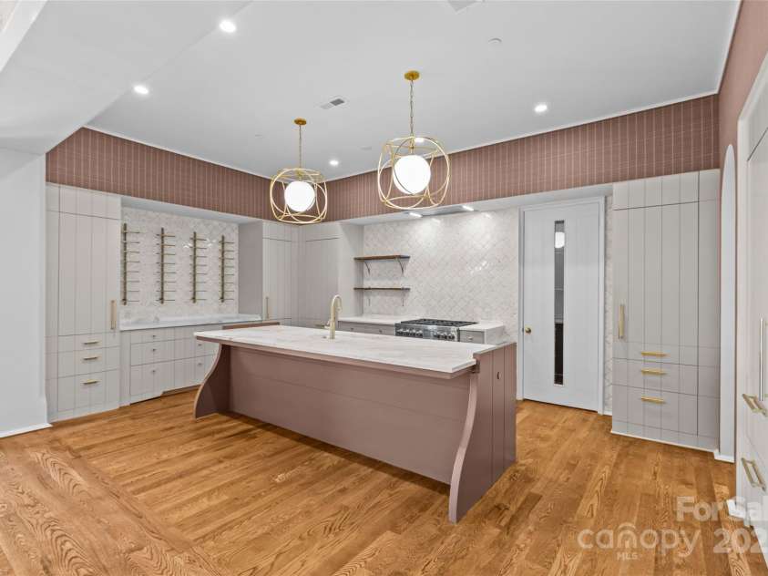 1172 Queens Road, Charlotte, NC 28207.  MLS# CAR4296406, YatesRealty ID 1793. 