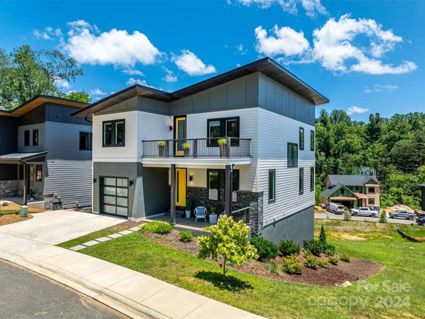 303 Iron Ridge Loop, Asheville, NC 28806.  MLS# CAR4151239, YatesRealty ID 1793. 