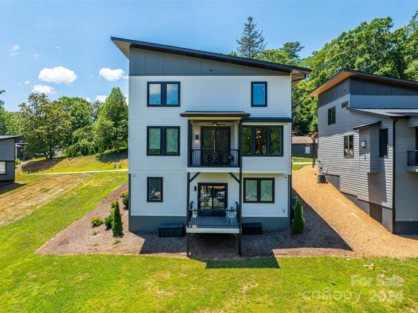 303 Iron Ridge Loop, Asheville, NC 28806.  MLS# CAR4151239, YatesRealty ID 1793. 