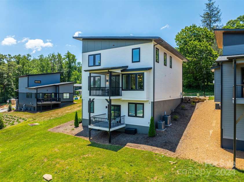 303 Iron Ridge Loop, Asheville, NC 28806.  MLS# CAR4151239, YatesRealty ID 1793. 