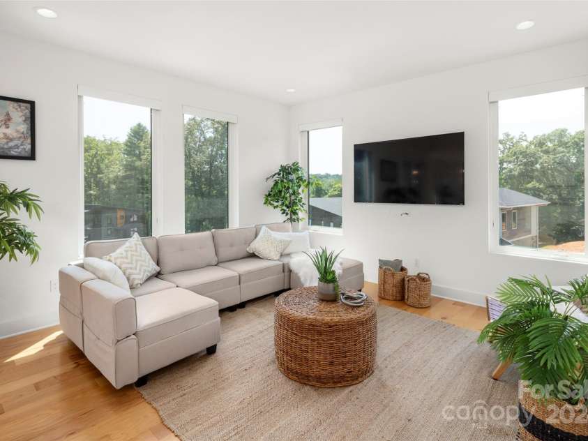 303 Iron Ridge Loop, Asheville, NC 28806.  MLS# CAR4151239, YatesRealty ID 1793. Main Level Living Room