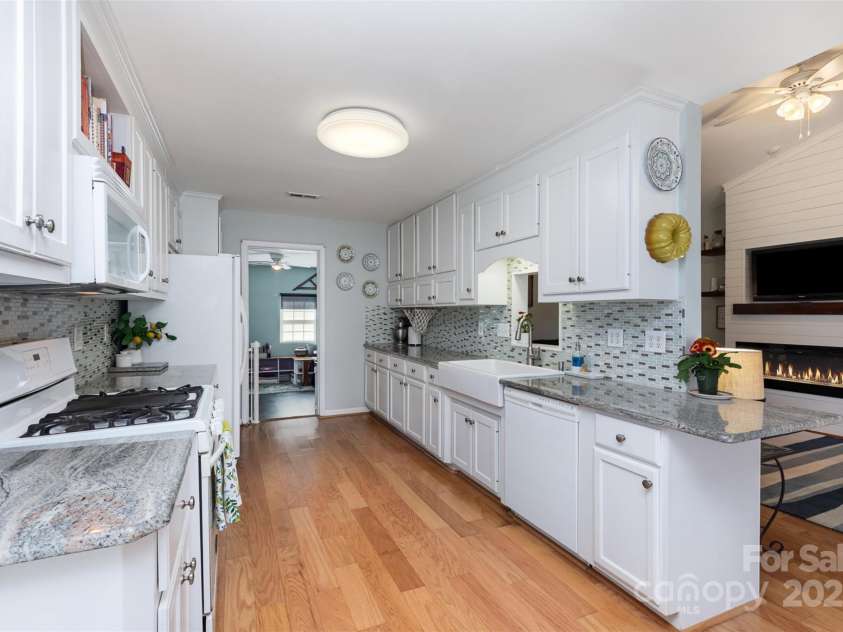 206 Summey Barker Drive, Dallas, NC 28034.  MLS# CAR4251628, YatesRealty ID 17936. 