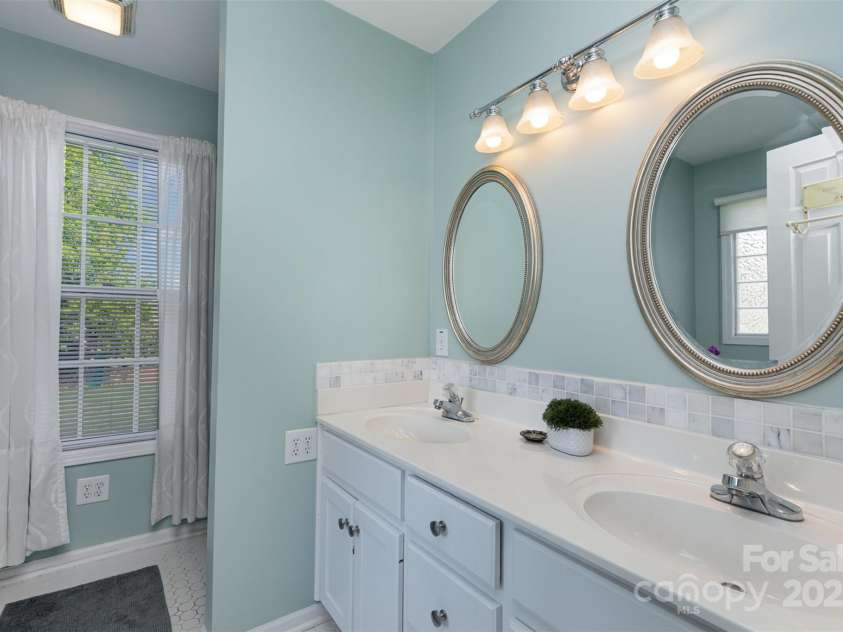 206 Summey Barker Drive, Dallas, NC 28034.  MLS# CAR4251628, YatesRealty ID 17936. Primary Bathroom