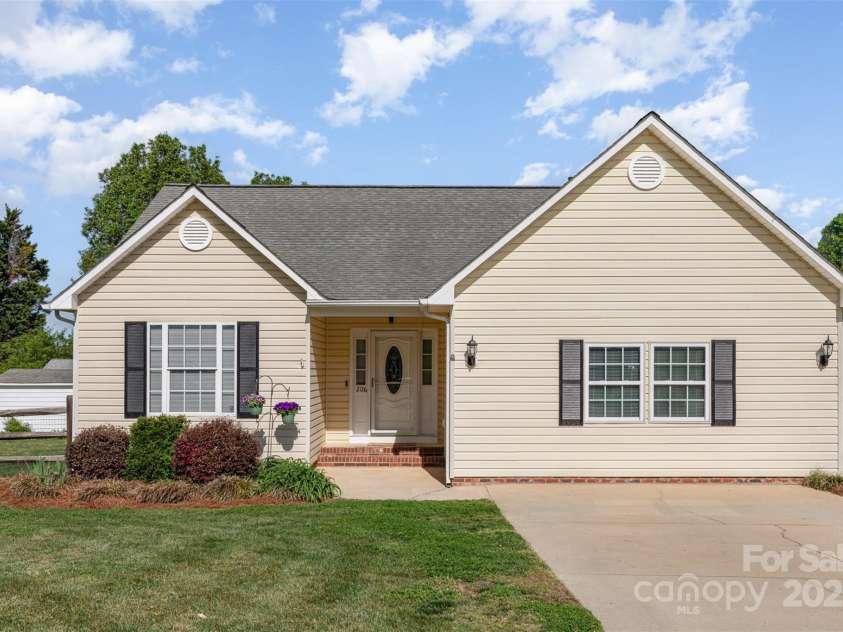 206 Summey Barker Drive, Dallas, NC 28034.  MLS# CAR4251628, YatesRealty ID 17936. Welcome Home!