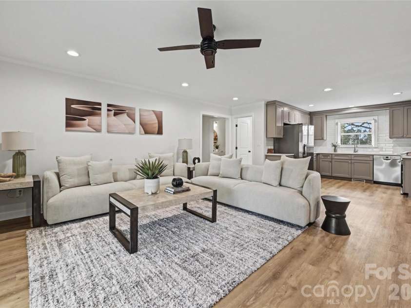815 Hartness Avenue, Charlotte, NC 28211.  MLS# CAR4351971, YatesRealty ID 17940. 