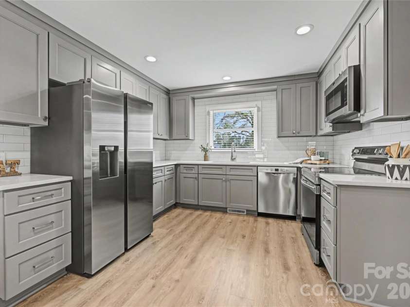 815 Hartness Avenue, Charlotte, NC 28211.  MLS# CAR4351971, YatesRealty ID 17940. 