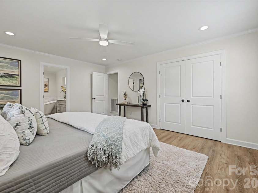 815 Hartness Avenue, Charlotte, NC 28211.  MLS# CAR4351971, YatesRealty ID 17940. 