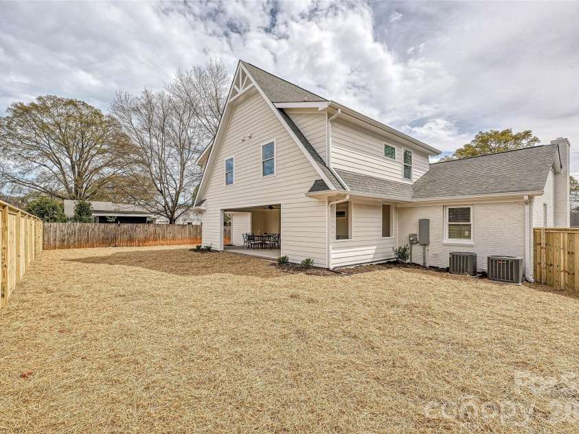 815 Hartness Avenue, Charlotte, NC 28211.  MLS# CAR4351971, YatesRealty ID 17940. 
