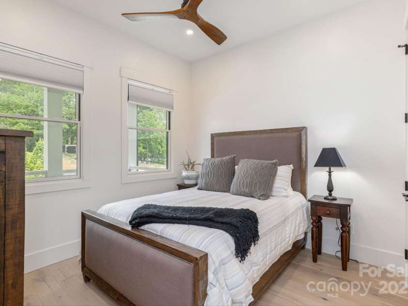 40 Hidden Pond Lane, Brevard, NC 28712.  MLS# CAR4263317, YatesRealty ID 17941. Guest bedroom