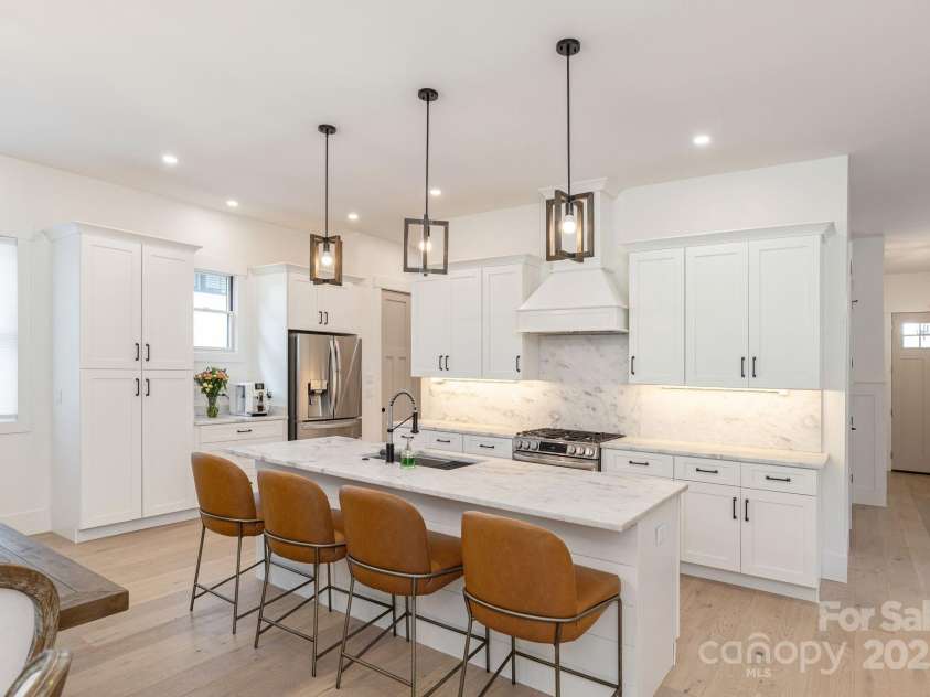 40 Hidden Pond Lane, Brevard, NC 28712.  MLS# CAR4263317, YatesRealty ID 17941. Kitchen