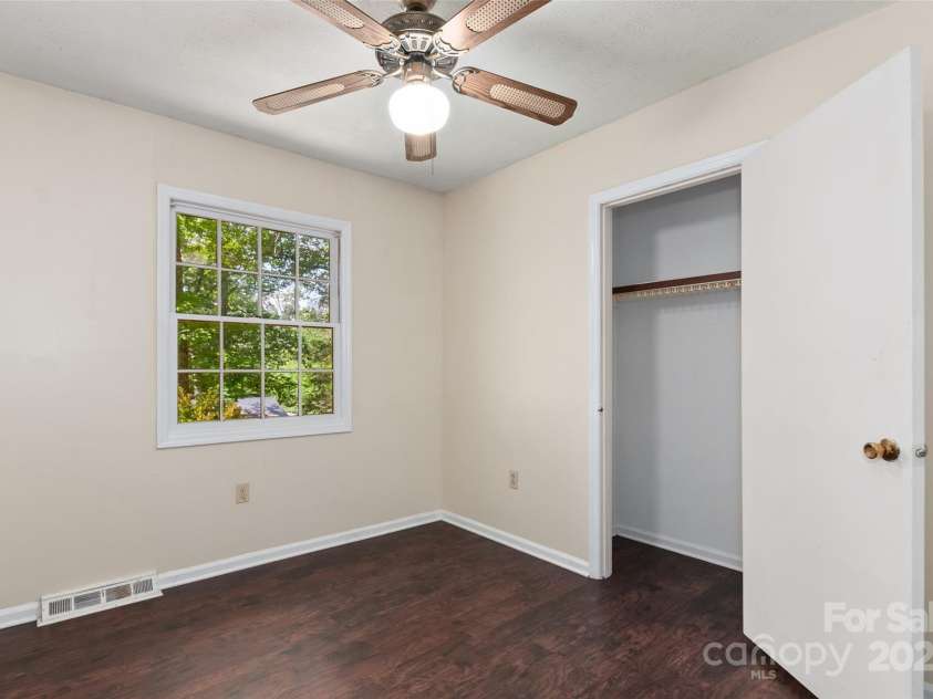 25 Evelake Drive, Asheville, NC 28806.  MLS# CAR4263535, YatesRealty ID 17942. 