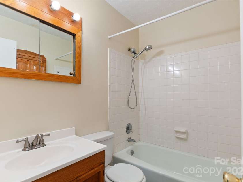 25 Evelake Drive, Asheville, NC 28806.  MLS# CAR4263535, YatesRealty ID 17942. 