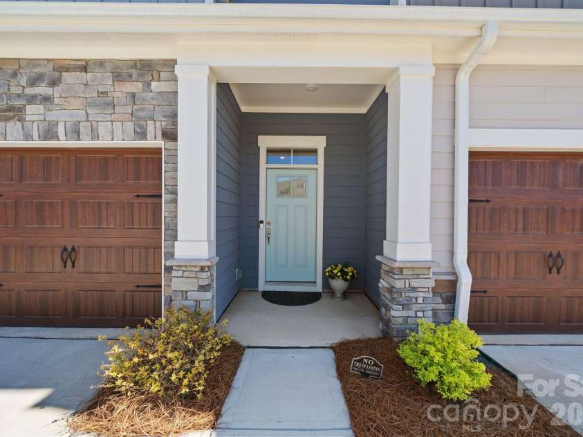 9043 Charles Francis Lane, Cornelius, NC 28031.  MLS# CAR4360316, YatesRealty ID 17944. Welcoming entry