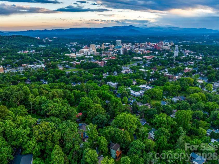 14 Sunset Drive, Asheville, NC 28804.  MLS# CAR4389436, YatesRealty ID 17945. 