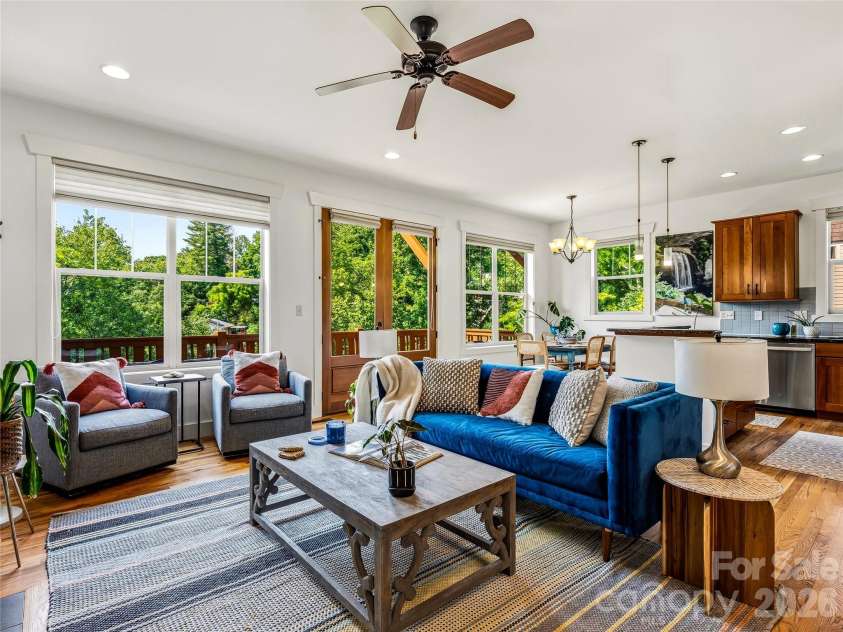14 Sunset Drive, Asheville, NC 28804.  MLS# CAR4389436, YatesRealty ID 17945. 