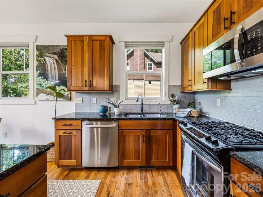 14 Sunset Drive, Asheville, NC 28804.  MLS# CAR4389436, YatesRealty ID 17945. 