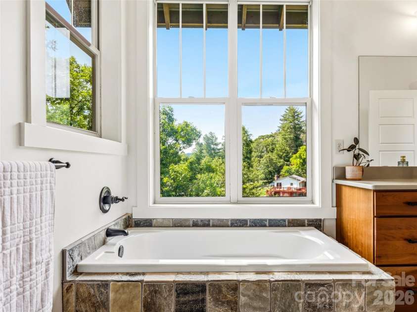 14 Sunset Drive, Asheville, NC 28804.  MLS# CAR4389436, YatesRealty ID 17945. 