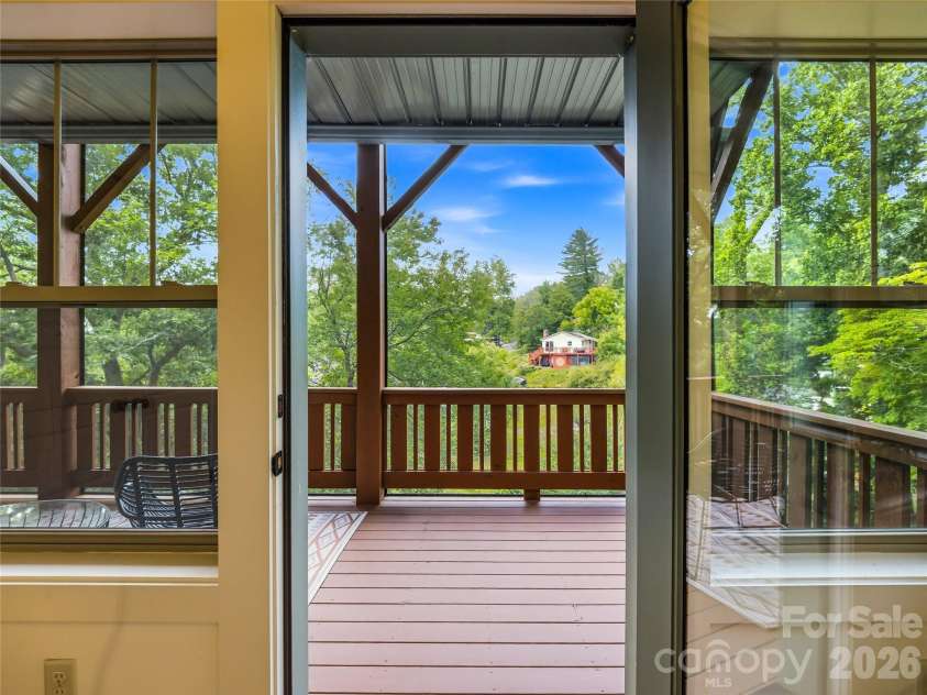 14 Sunset Drive, Asheville, NC 28804.  MLS# CAR4389436, YatesRealty ID 17945. 