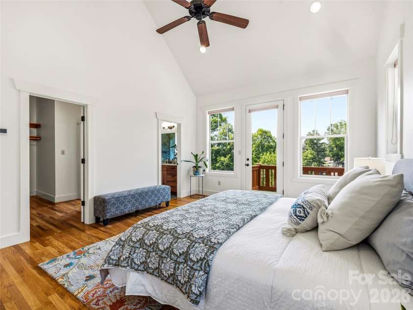 14 Sunset Drive, Asheville, NC 28804.  MLS# CAR4389436, YatesRealty ID 17945. Vaulted ceilings