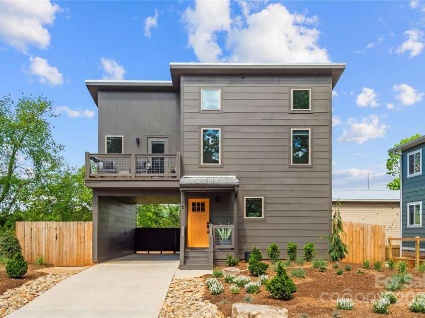 16 Oak Hill Drive, Asheville, NC 28806.  MLS# CAR4256497, YatesRealty ID 17946. 