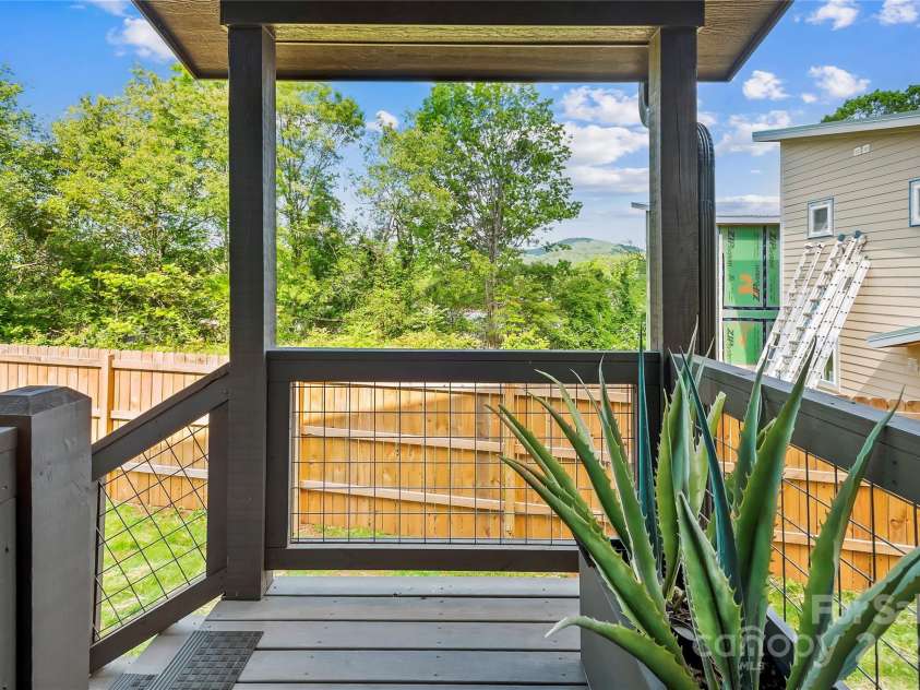 16 Oak Hill Drive, Asheville, NC 28806.  MLS# CAR4256497, YatesRealty ID 17946. 