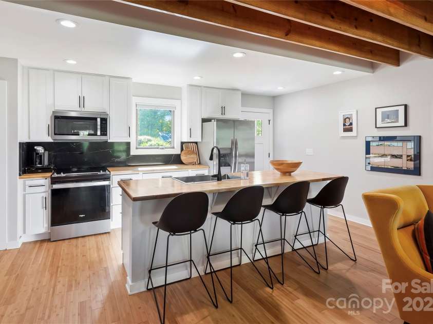 16 Oak Hill Drive, Asheville, NC 28806.  MLS# CAR4256497, YatesRealty ID 17946. 