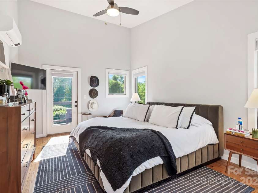 16 Oak Hill Drive, Asheville, NC 28806.  MLS# CAR4256497, YatesRealty ID 17946. 