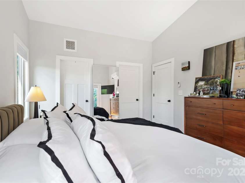 16 Oak Hill Drive, Asheville, NC 28806.  MLS# CAR4256497, YatesRealty ID 17946. 