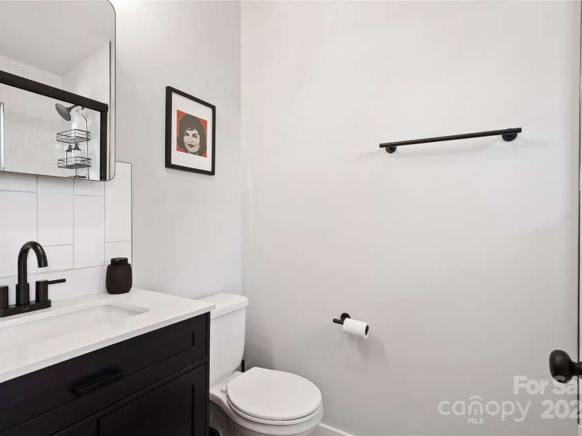 16 Oak Hill Drive, Asheville, NC 28806.  MLS# CAR4256497, YatesRealty ID 17946. 