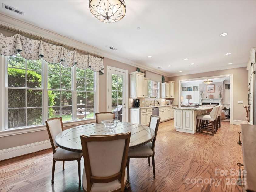 6128 Fletcher Circle, Charlotte, NC 28226.  MLS# CAR4259119, YatesRealty ID 17948. Breakfast Area