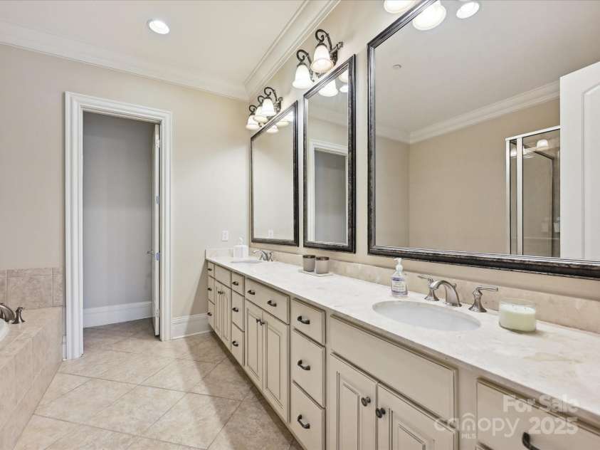 6128 Fletcher Circle, Charlotte, NC 28226.  MLS# CAR4259119, YatesRealty ID 17948. Primary Bathroom
