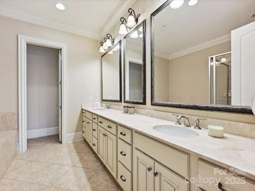 6128 Fletcher Circle, Charlotte, NC 28226.  MLS# CAR4259119, YatesRealty ID 17948. Primary Bathroom