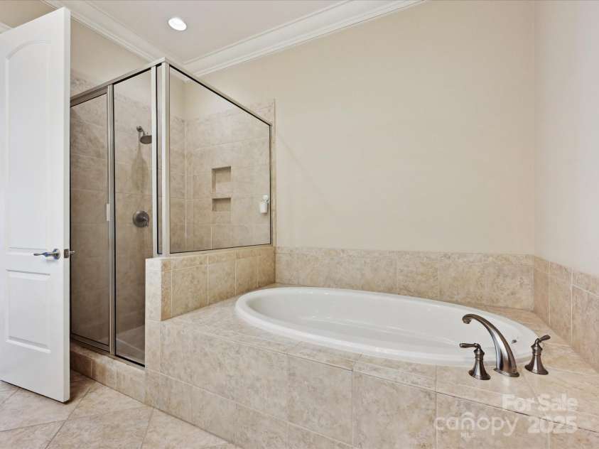 6128 Fletcher Circle, Charlotte, NC 28226.  MLS# CAR4259119, YatesRealty ID 17948. Primary Bathroom