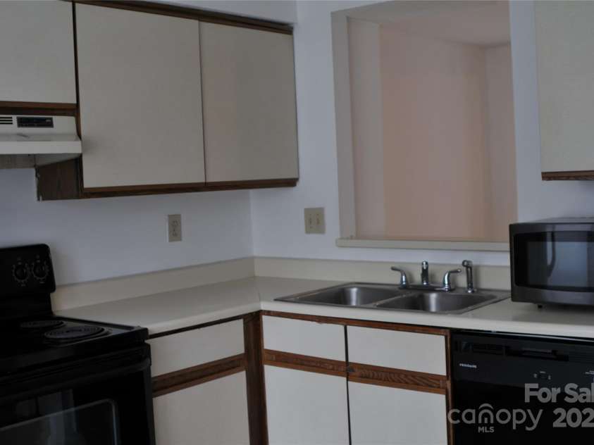 9626-C Vinca Circle, Charlotte, NC 28213.  MLS# CAR4290959, YatesRealty ID 1795. 