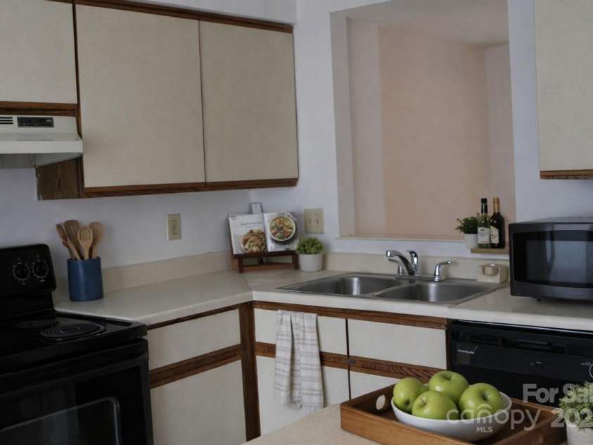 9626-C Vinca Circle, Charlotte, NC 28213.  MLS# CAR4290959, YatesRealty ID 1795. AI Staged Kitchen