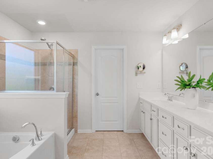 5000 Lily Pond Circle, Waxhaw, NC 28173.  MLS# CAR4369036, YatesRealty ID 17954. Primary bathroom