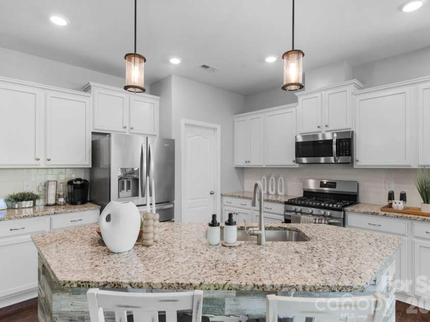 5000 Lily Pond Circle, Waxhaw, NC 28173.  MLS# CAR4369036, YatesRealty ID 17954. Spacious kitchen with light cabinetry and large island with seating
