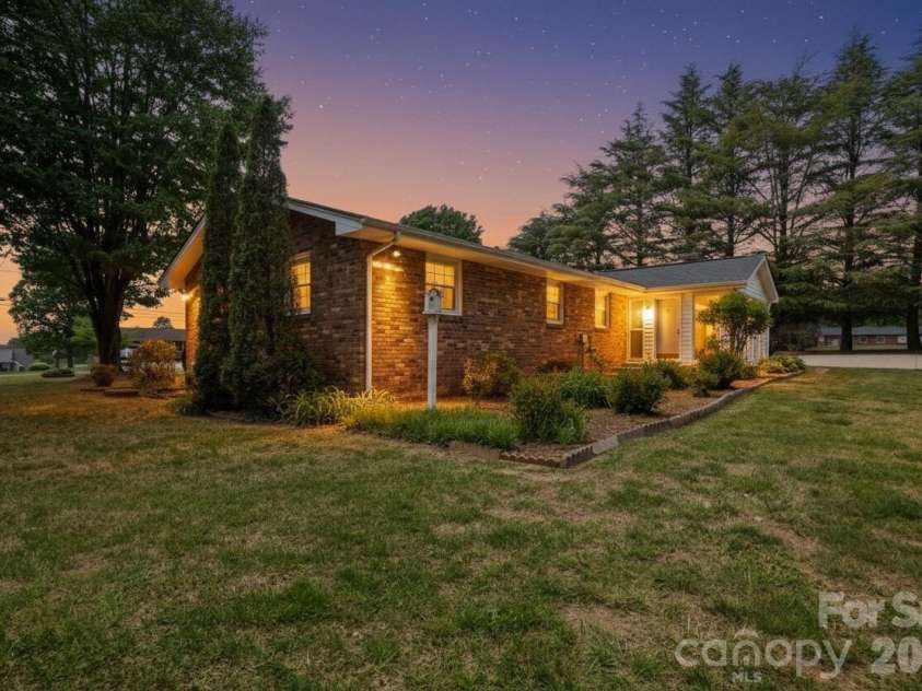 3328 Sulphur Springs Road, Hickory, NC 28601.  MLS# CAR4373155, YatesRealty ID 17955. 