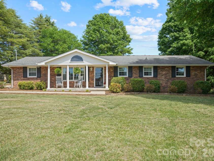 3328 Sulphur Springs Road, Hickory, NC 28601.  MLS# CAR4373155, YatesRealty ID 17955. 