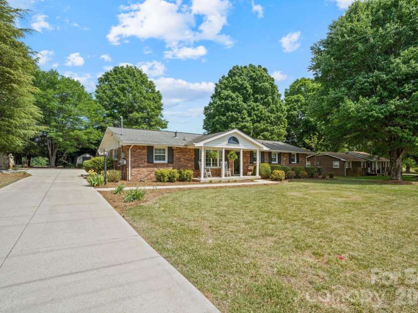 3328 Sulphur Springs Road, Hickory, NC 28601.  MLS# CAR4373155, YatesRealty ID 17955. 