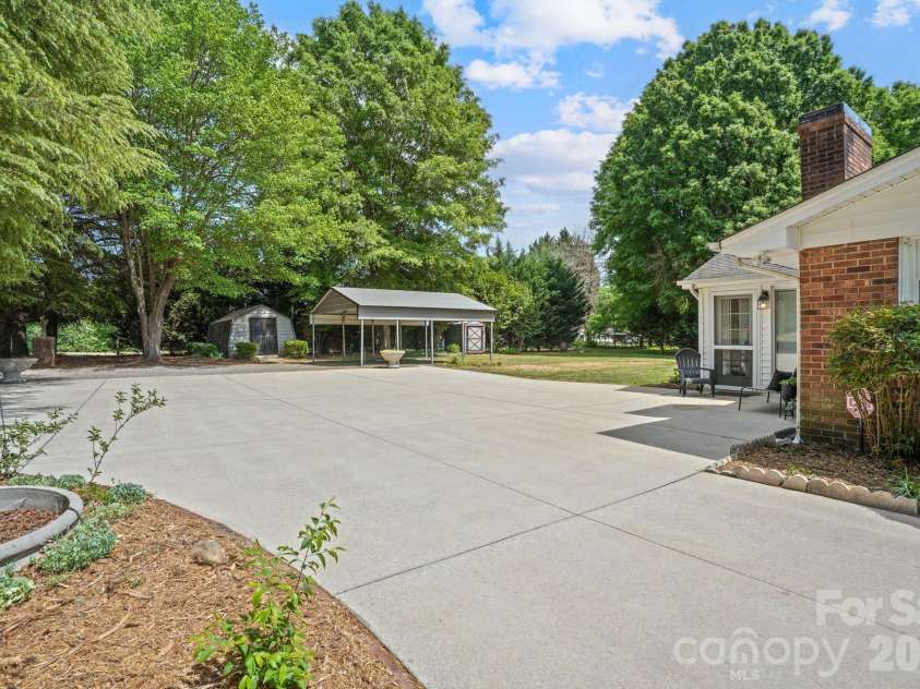3328 Sulphur Springs Road, Hickory, NC 28601.  MLS# CAR4373155, YatesRealty ID 17955. 