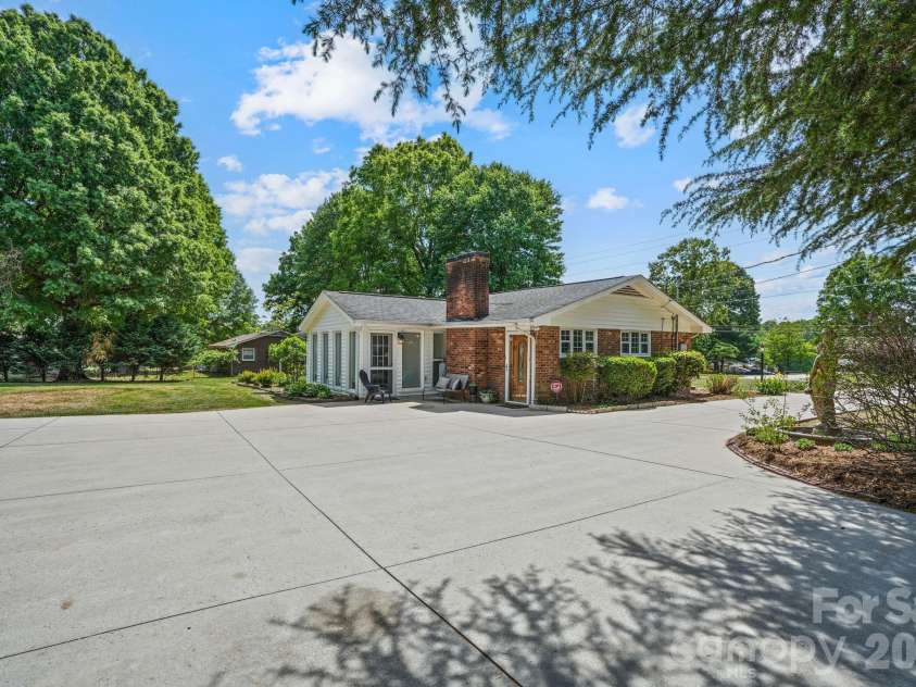 3328 Sulphur Springs Road, Hickory, NC 28601.  MLS# CAR4373155, YatesRealty ID 17955. 