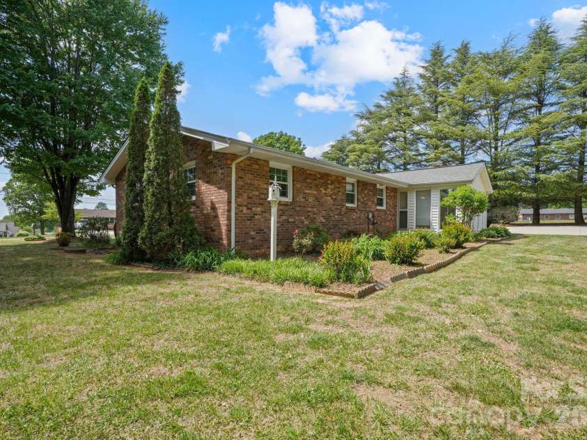 3328 Sulphur Springs Road, Hickory, NC 28601.  MLS# CAR4373155, YatesRealty ID 17955. 