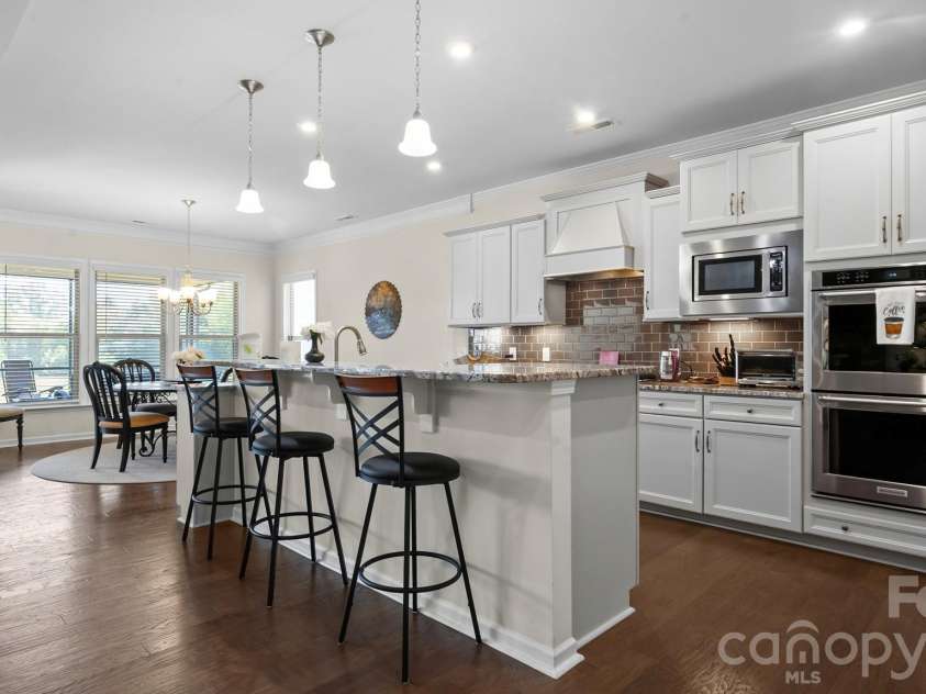 2017 Grove Place, Fort Mill, SC 29715.  MLS# CAR4372923, YatesRealty ID 17957. Double Ovens.