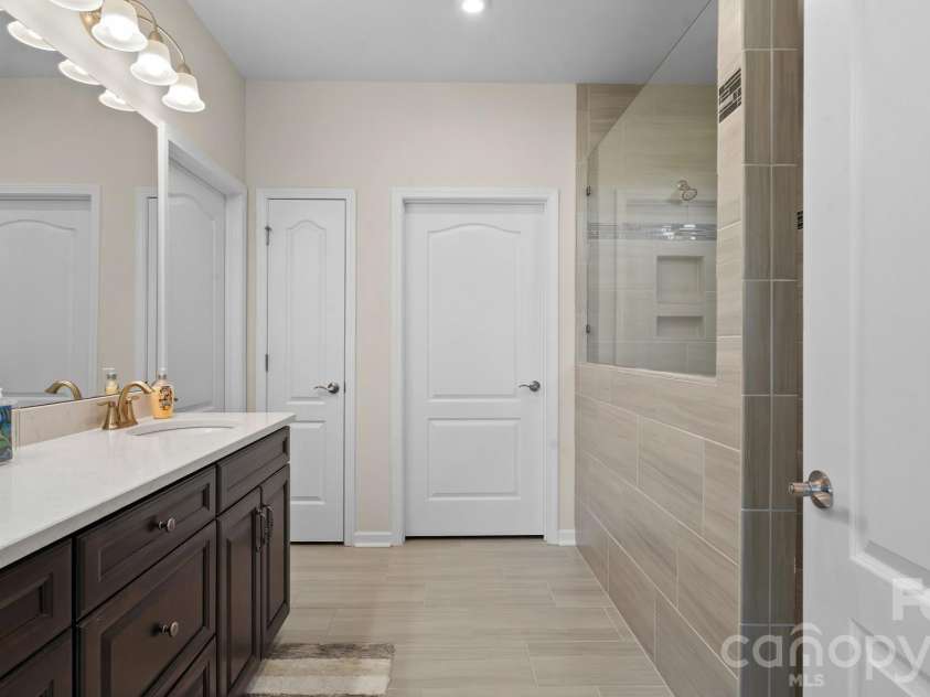 2017 Grove Place, Fort Mill, SC 29715.  MLS# CAR4372923, YatesRealty ID 17957. Primary Bath.