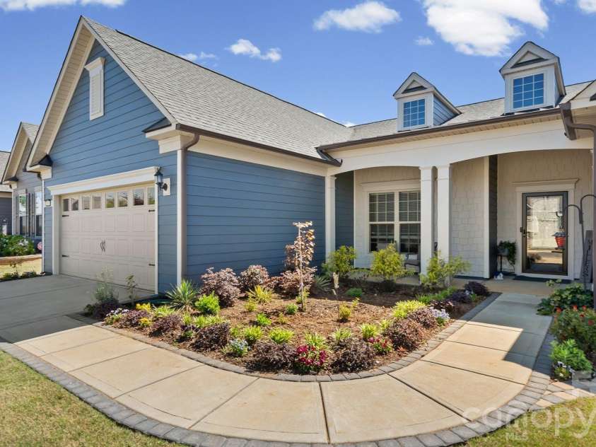 2017 Grove Place, Fort Mill, SC 29715.  MLS# CAR4372923, YatesRealty ID 17957. Professionally Landscaped.